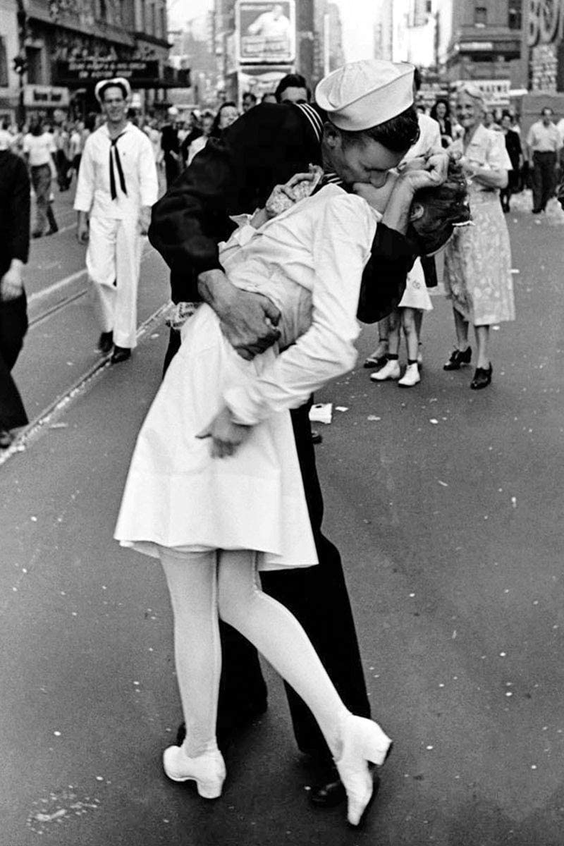 EuroGraphics: Kissing on VJ Day Life Magazine: 1000 Piece Puzzle