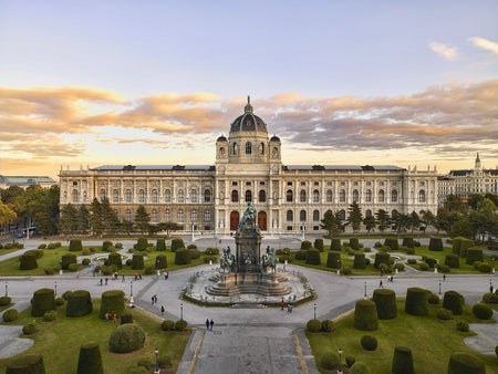 A 1000-piece Piatnik jigsaw puzzle depicting the Kunsthistorisches Museum in Vienna, Austria, with the museum's exterior featuring a large building with a dome and a fountain in front.